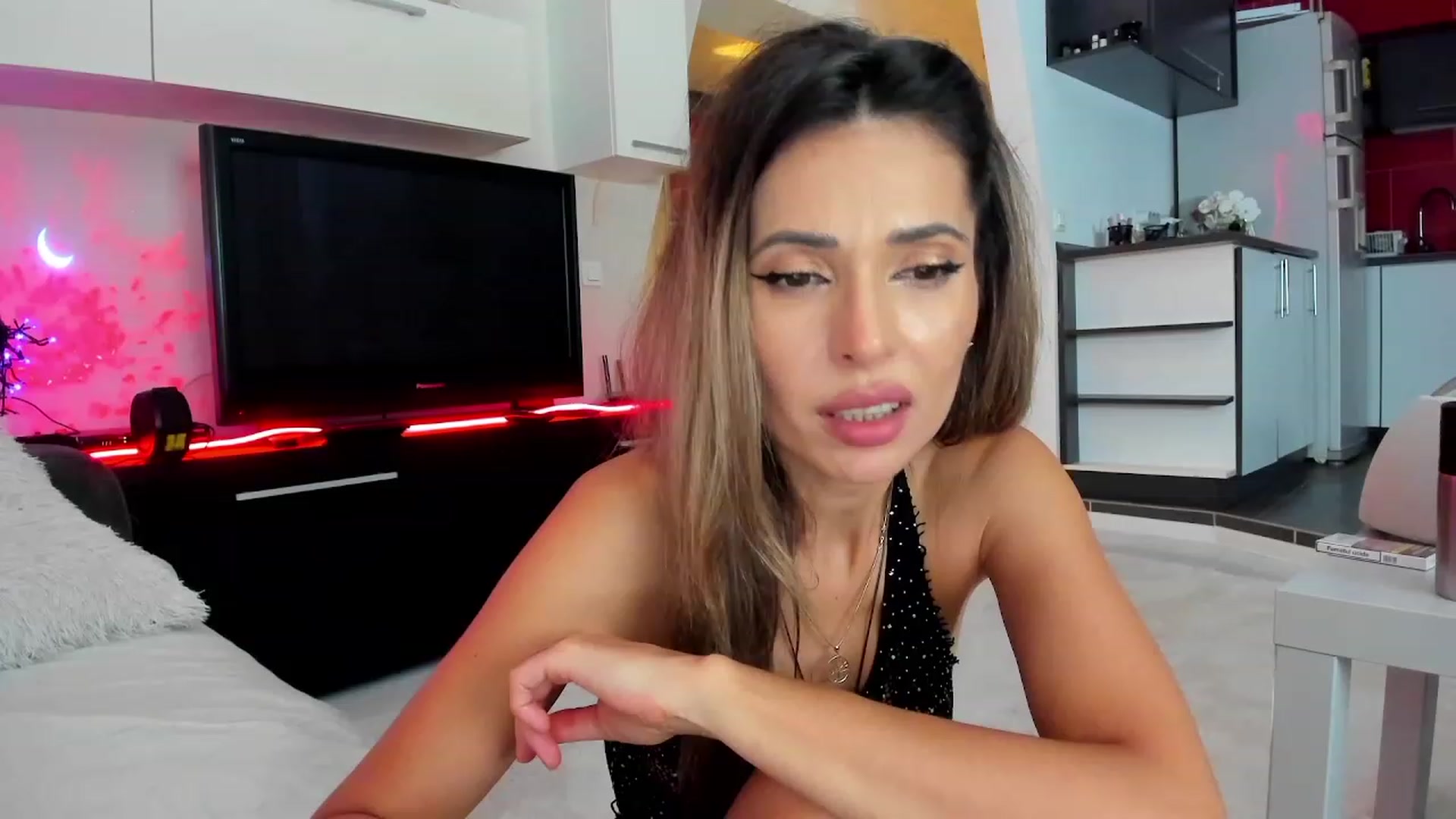 Gallery image thumbnail from SmileyTinaa's myfreecams stream on, 10/25/2023, 24:02 image 17 of 20