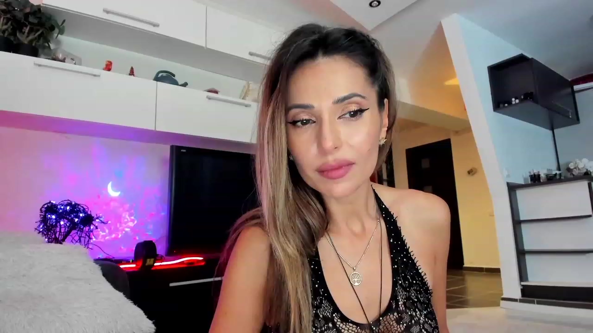 Gallery image thumbnail from SmileyTinaa's myfreecams stream on, 10/25/2023, 24:02 image 11 of 20