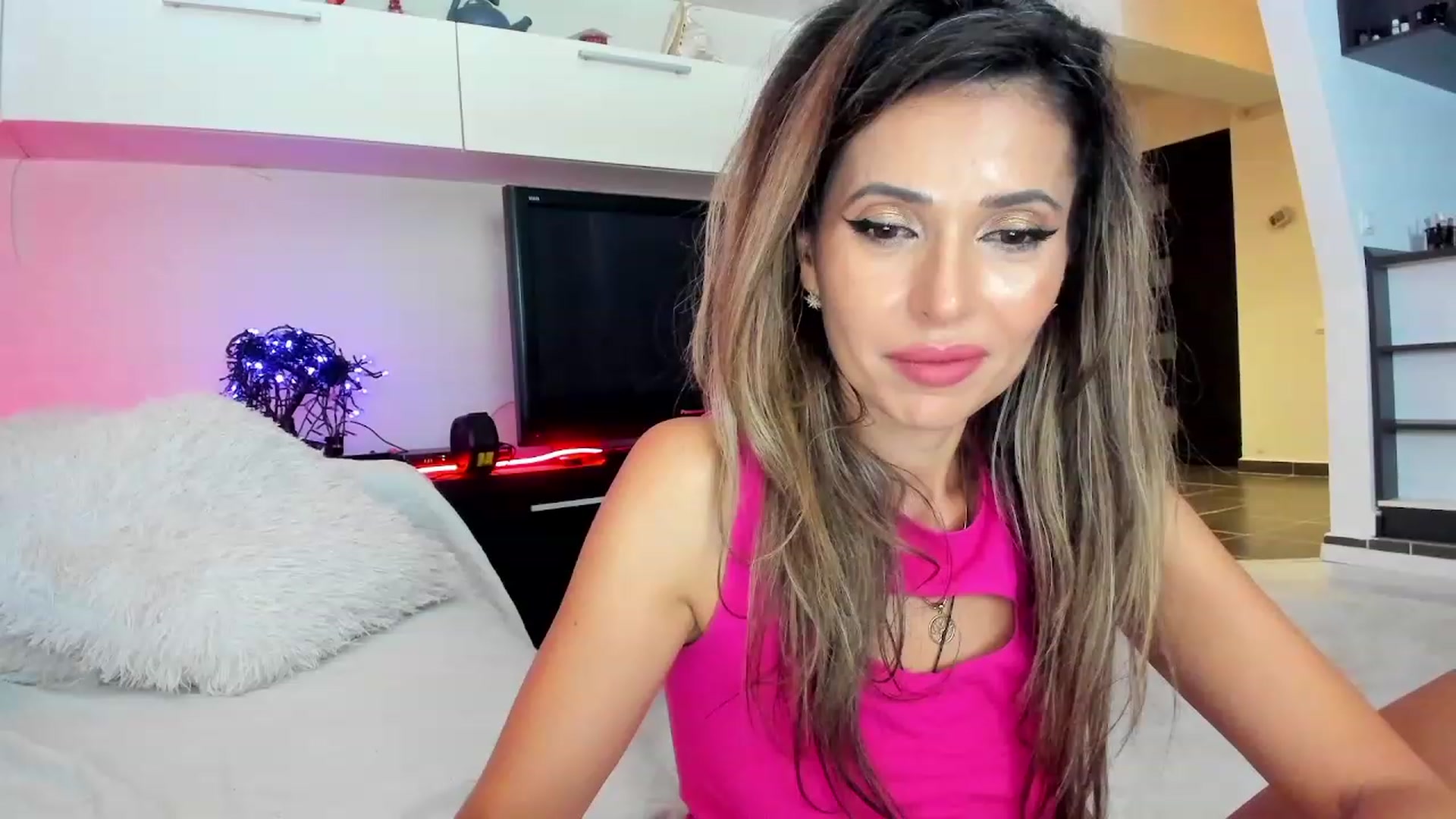 Gallery image thumbnail from SmileyTinaa's myfreecams stream on, 10/27/2023, 02:18 image 12 of 20