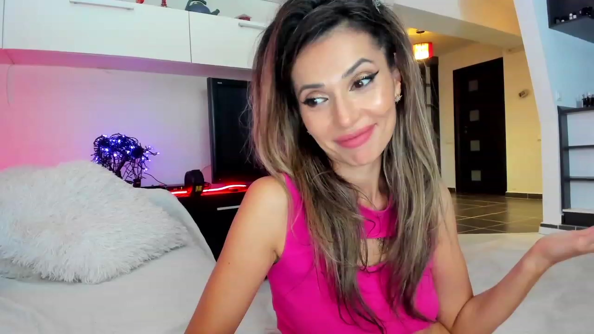 Gallery image thumbnail from SmileyTinaa's myfreecams stream on, 10/27/2023, 02:18 image 10 of 20
