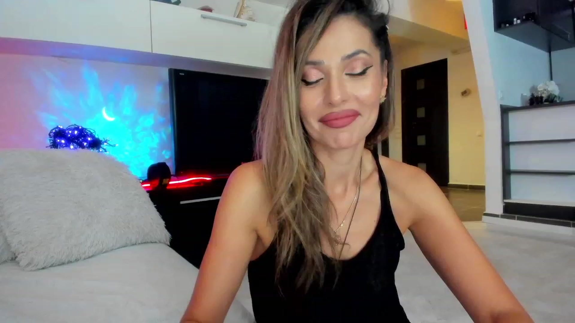 Gallery image thumbnail from SmileyTinaa's myfreecams stream on, 11/08/2023, 23:00 image 11 of 20