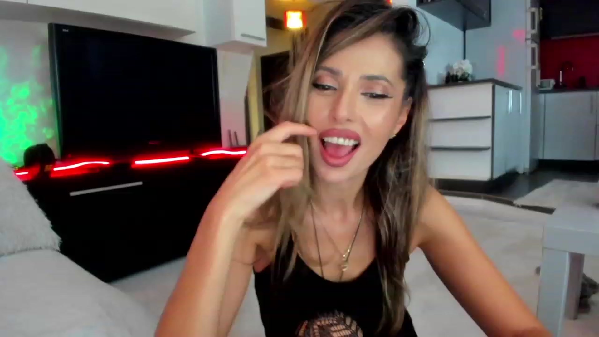Gallery image thumbnail from SmileyTinaa's myfreecams stream on, 11/08/2023, 23:00 image 5 of 20