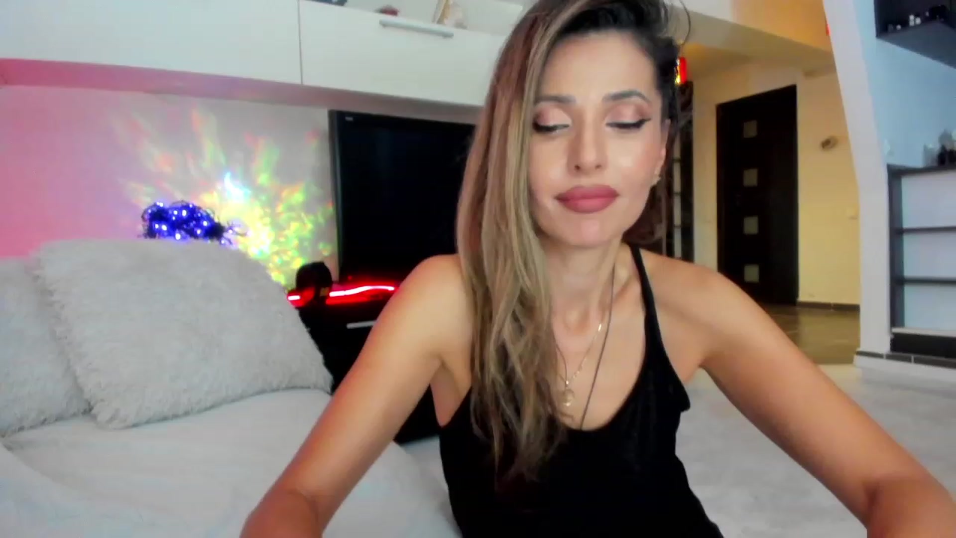 Gallery image thumbnail from SmileyTinaa's myfreecams stream on, 11/08/2023, 23:00 image 13 of 20