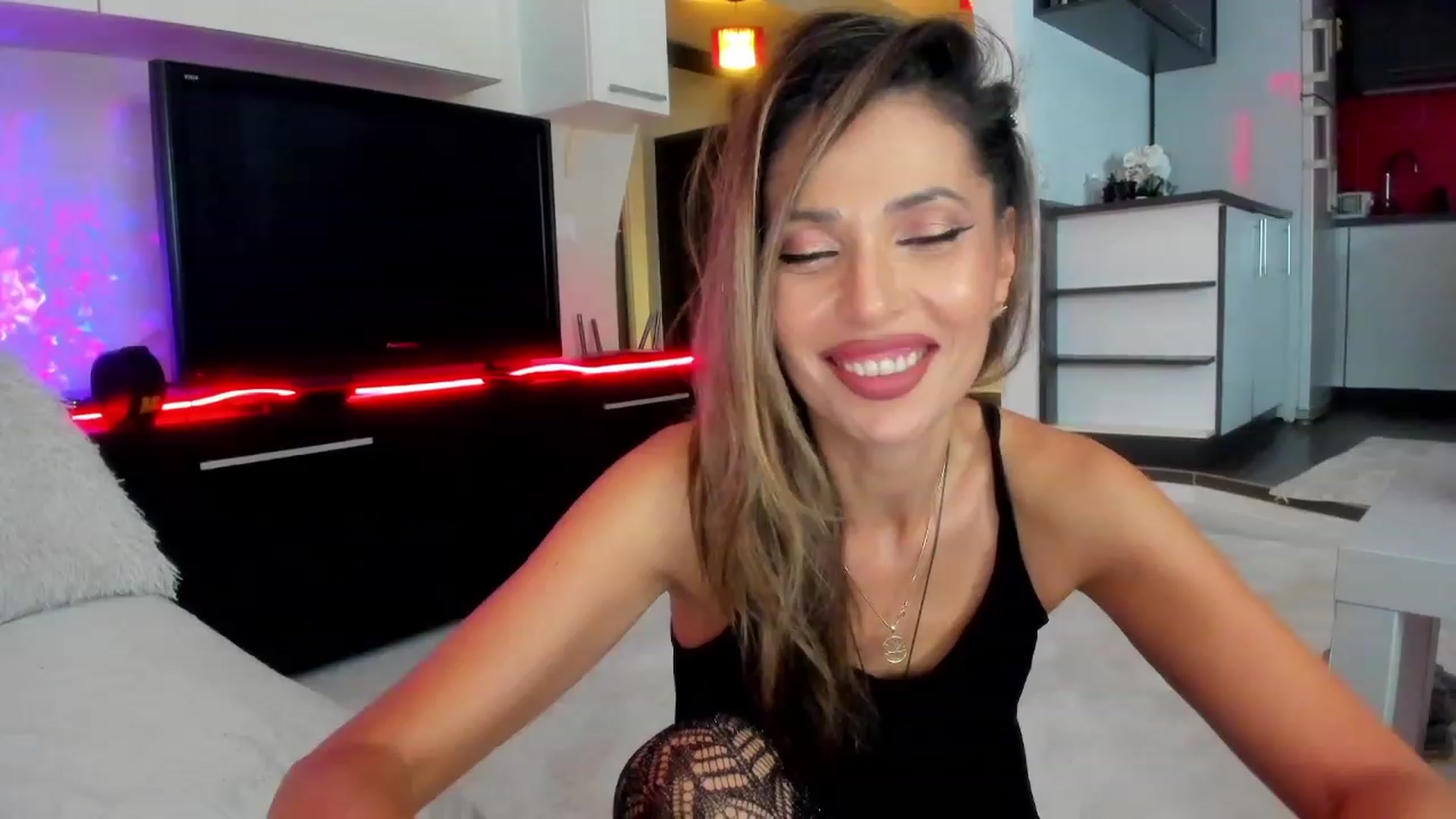 Gallery image thumbnail from SmileyTinaa's myfreecams stream on, 11/08/2023, 23:00 image 8 of 20
