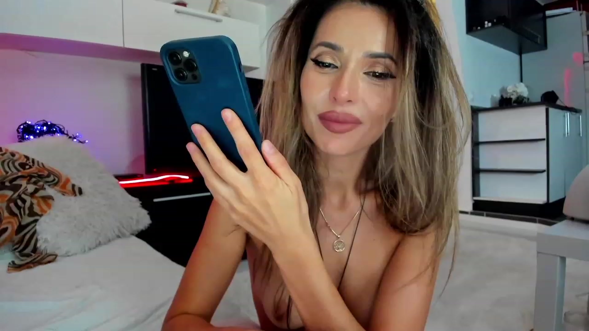 Gallery image thumbnail from SmileyTinaa's myfreecams stream on, 11/11/2023, 03:42 image 12 of 20