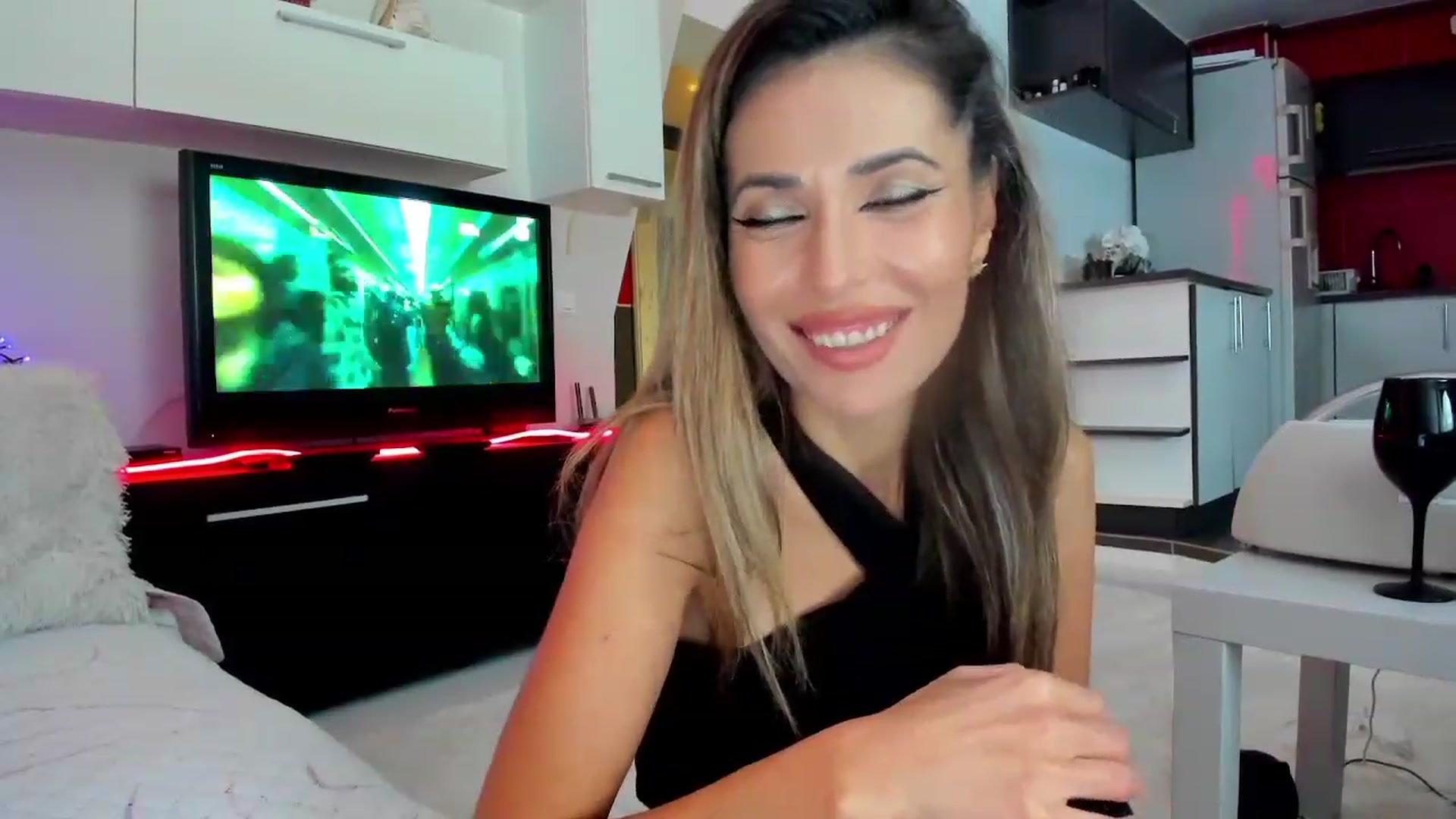 Gallery image thumbnail from SmileyTinaa's myfreecams stream on, 11/16/2023, 23:23 image 18 of 20