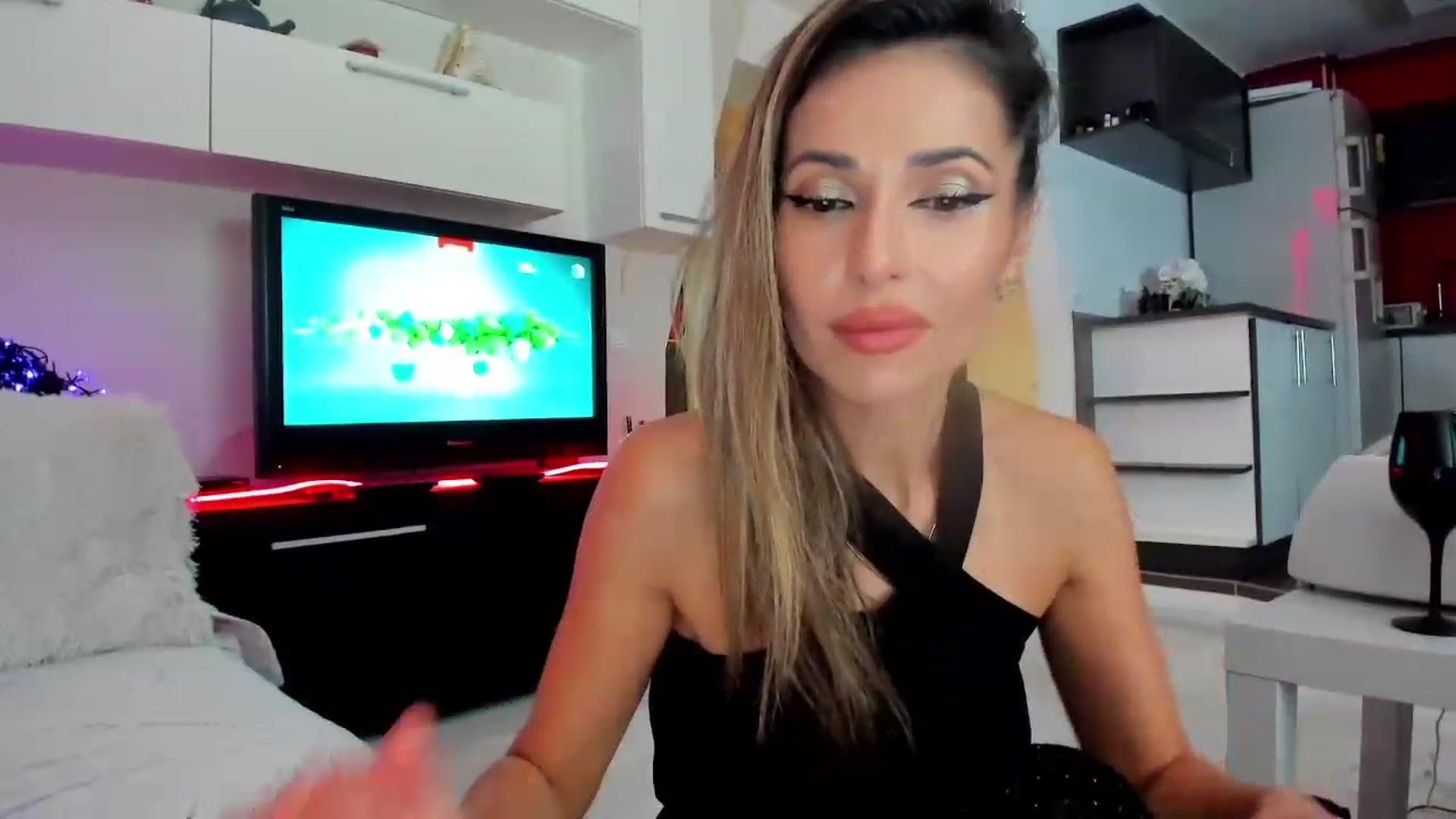 Gallery image thumbnail from SmileyTinaa's myfreecams stream on, 11/16/2023, 23:23 image 15 of 20