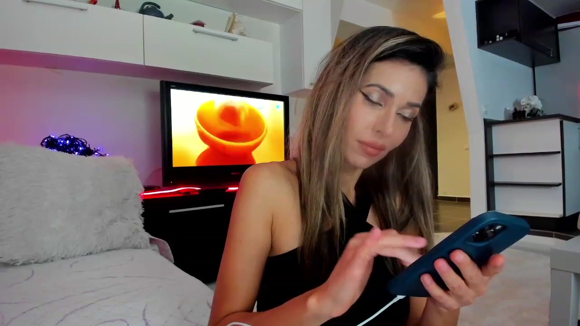 Gallery image thumbnail from SmileyTinaa's myfreecams stream on, 11/16/2023, 23:23 image 14 of 20