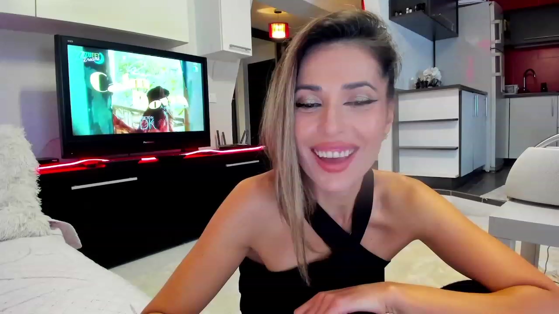 Gallery image thumbnail from SmileyTinaa's myfreecams stream on, 11/16/2023, 23:23 image 4 of 20