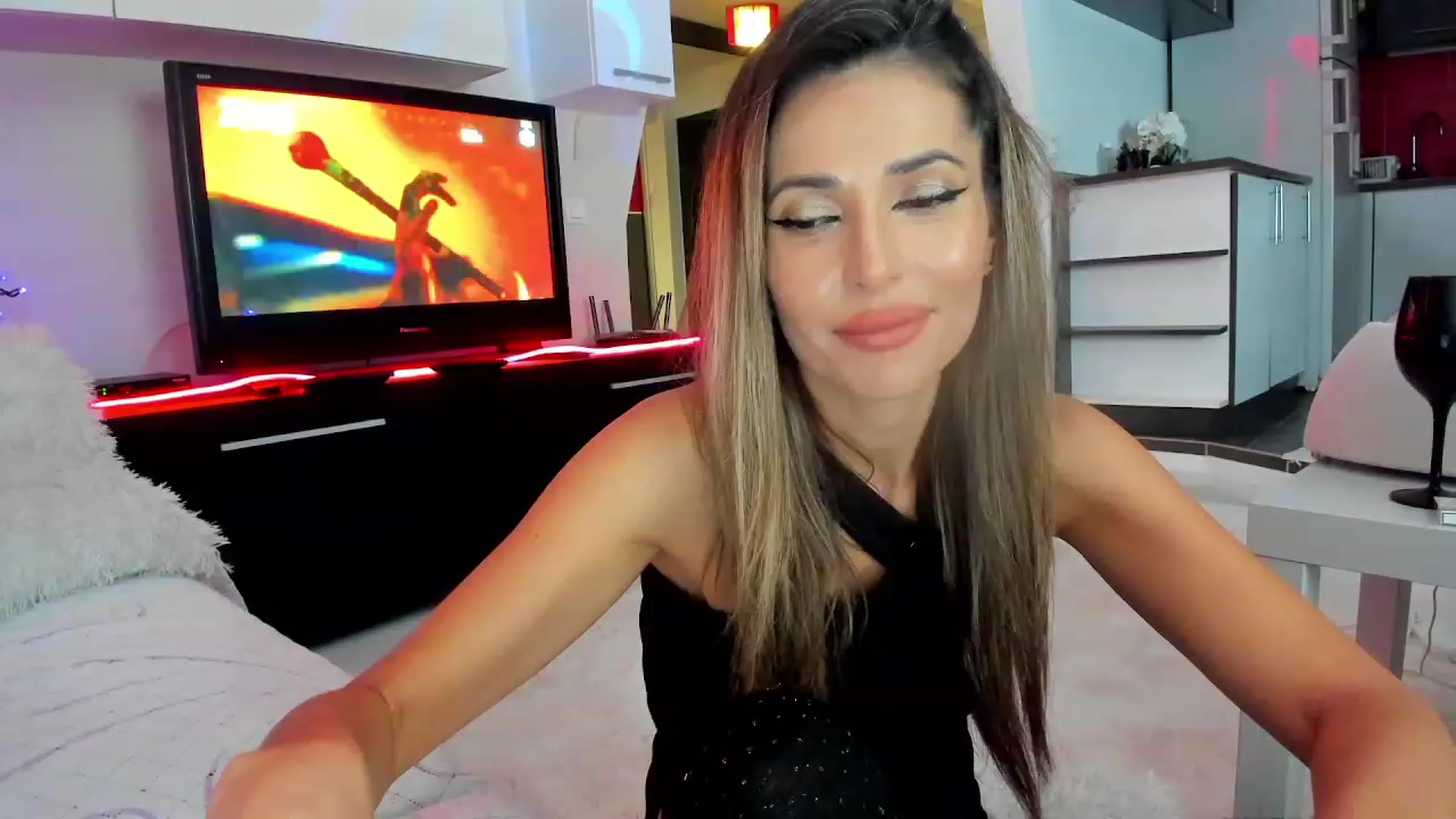 Gallery image thumbnail from SmileyTinaa's myfreecams stream on, 11/17/2023, 01:23 image 12 of 20