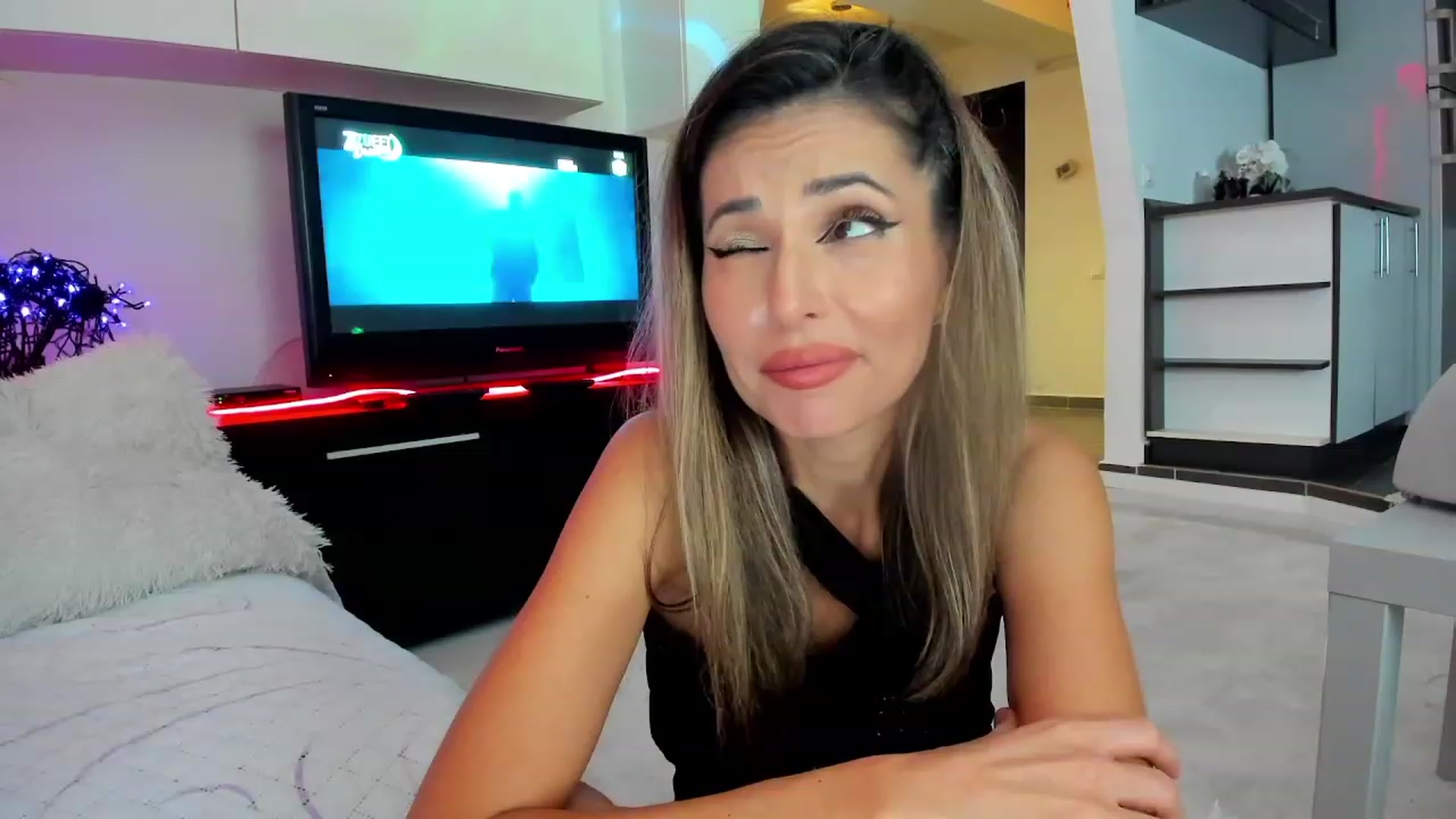 Gallery image thumbnail from SmileyTinaa's myfreecams stream on, 11/17/2023, 01:23 image 8 of 20