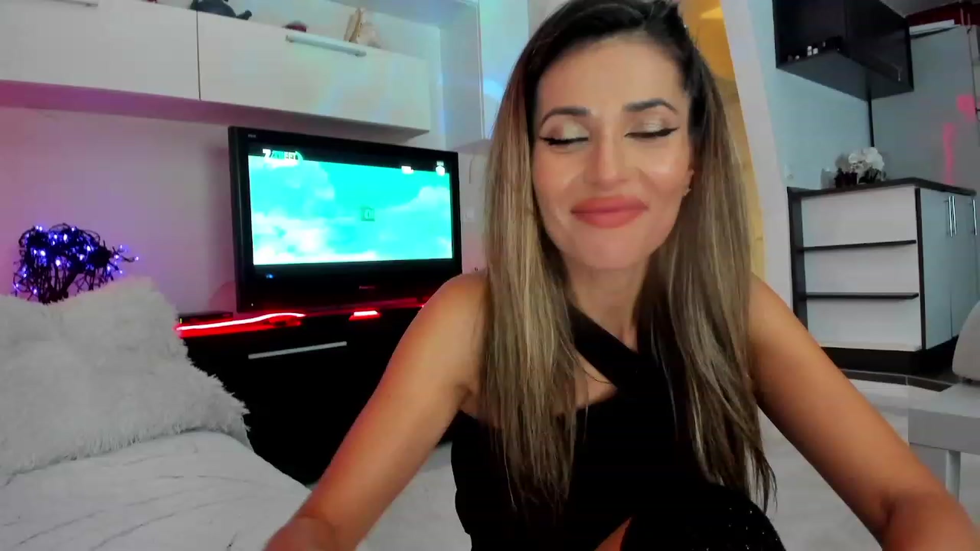 Gallery image thumbnail from SmileyTinaa's myfreecams stream on, 11/17/2023, 01:23 image 5 of 20