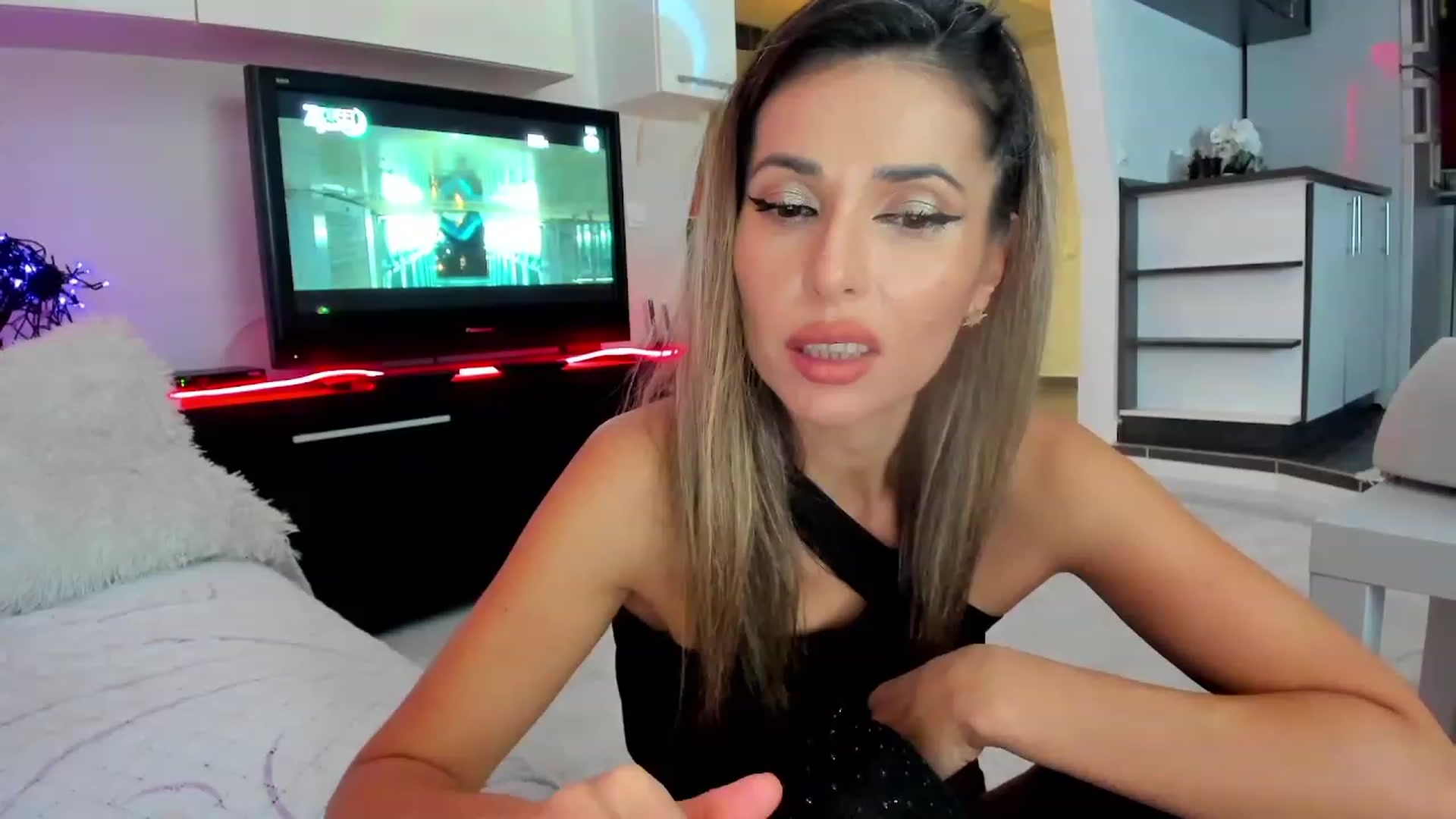 Gallery image thumbnail from SmileyTinaa's myfreecams stream on, 11/17/2023, 01:23 image 9 of 20
