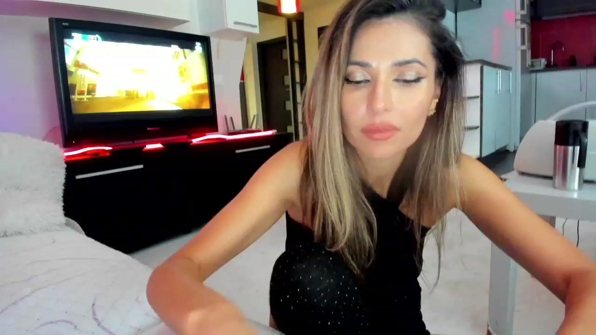 Gallery image thumbnail from SmileyTinaa's myfreecams stream on, 11/17/2023, 04:26 image 17 of 20