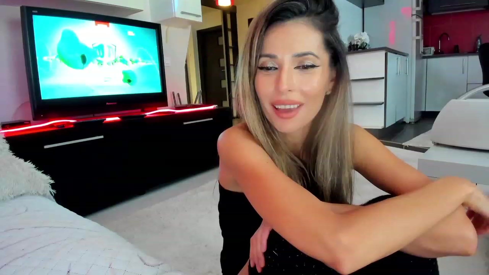 Gallery image thumbnail from SmileyTinaa's myfreecams stream on, 11/17/2023, 04:26 image 6 of 20