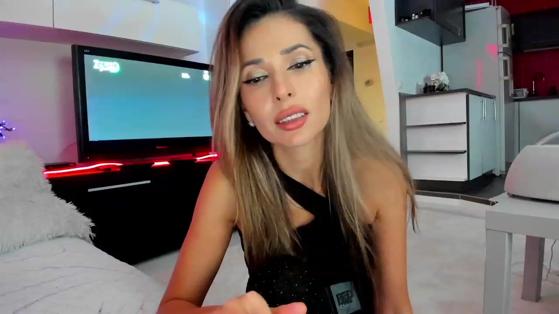 Gallery image thumbnail from SmileyTinaa's myfreecams stream on, 11/17/2023, 04:26 image 3 of 20