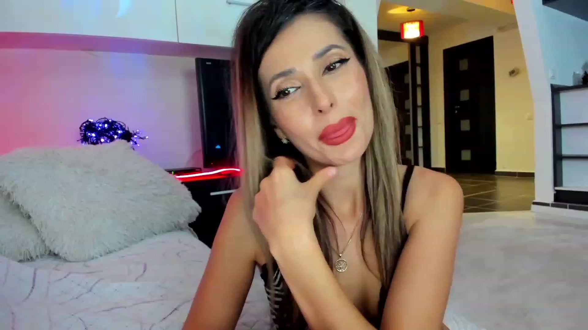 Gallery image thumbnail from SmileyTinaa's myfreecams stream on, 11/22/2023, 24:33 image 18 of 20