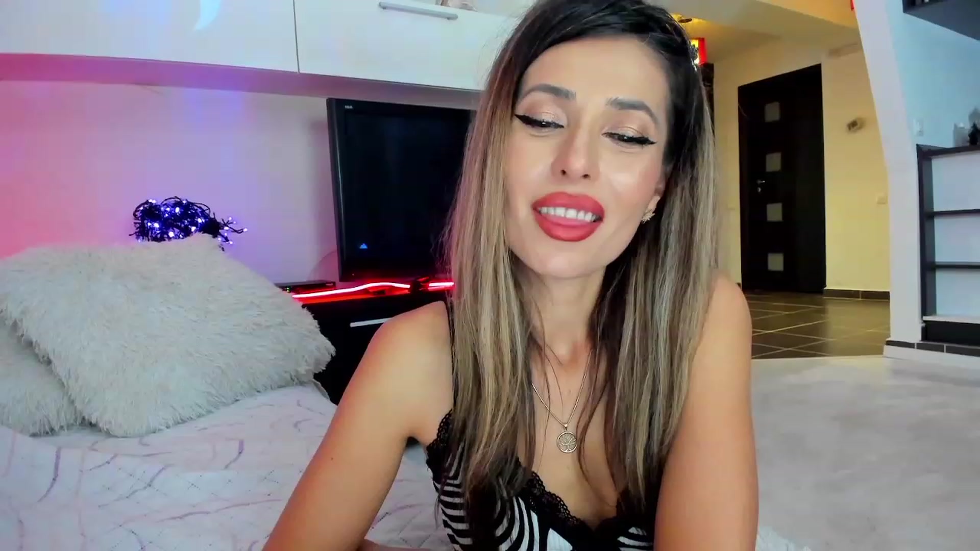 Gallery image thumbnail from SmileyTinaa's myfreecams stream on, 11/22/2023, 24:33 image 20 of 20