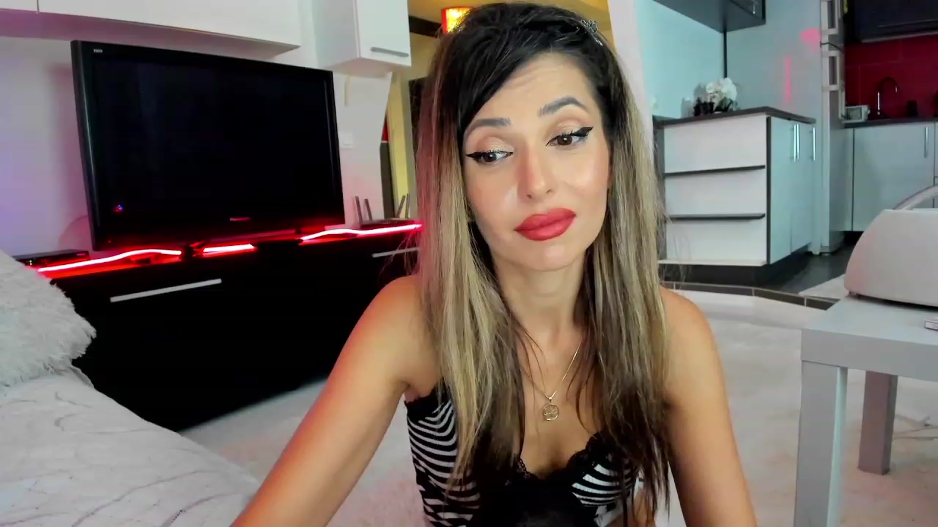 Gallery image thumbnail from SmileyTinaa's myfreecams stream on, 11/22/2023, 24:33 image 7 of 20
