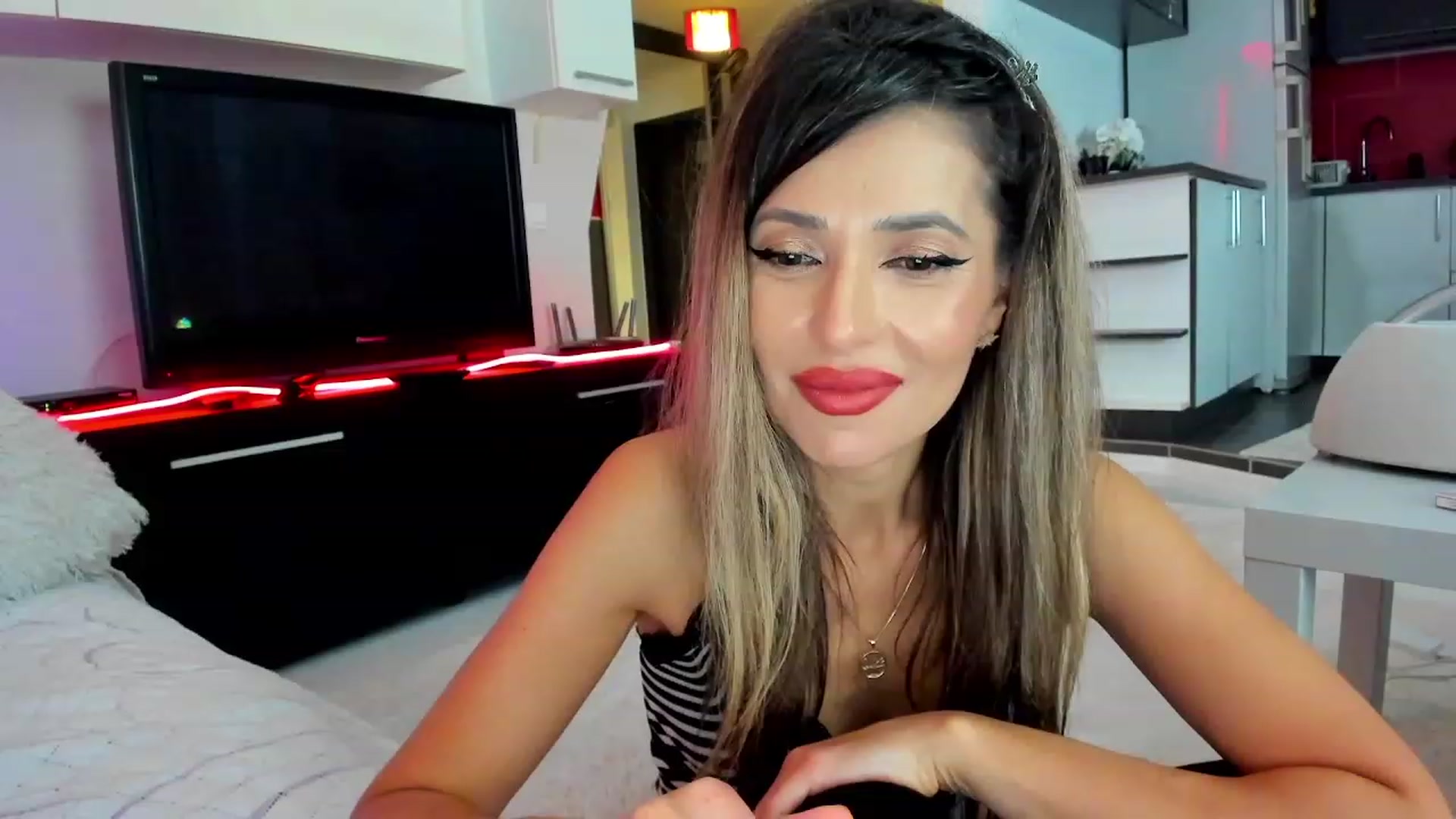 Gallery image thumbnail from SmileyTinaa's myfreecams stream on, 11/22/2023, 24:33 image 14 of 20