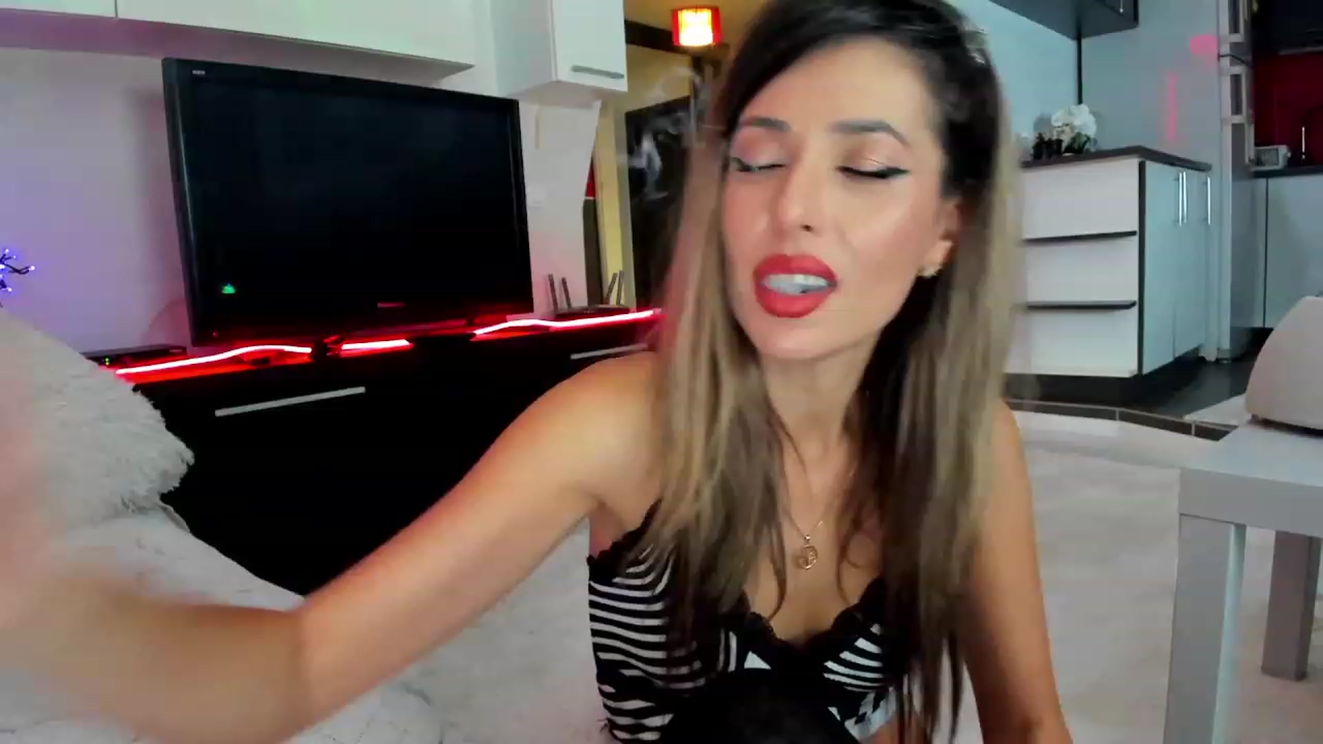 Gallery image thumbnail from SmileyTinaa's myfreecams stream on, 11/22/2023, 24:33 image 3 of 20