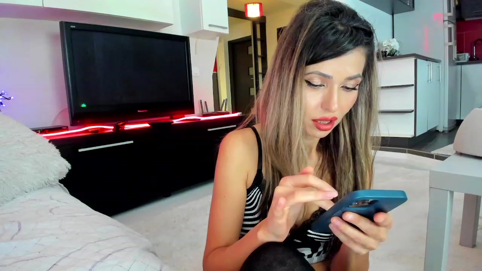 Gallery image thumbnail from SmileyTinaa's myfreecams stream on, 11/22/2023, 24:33 image 2 of 20