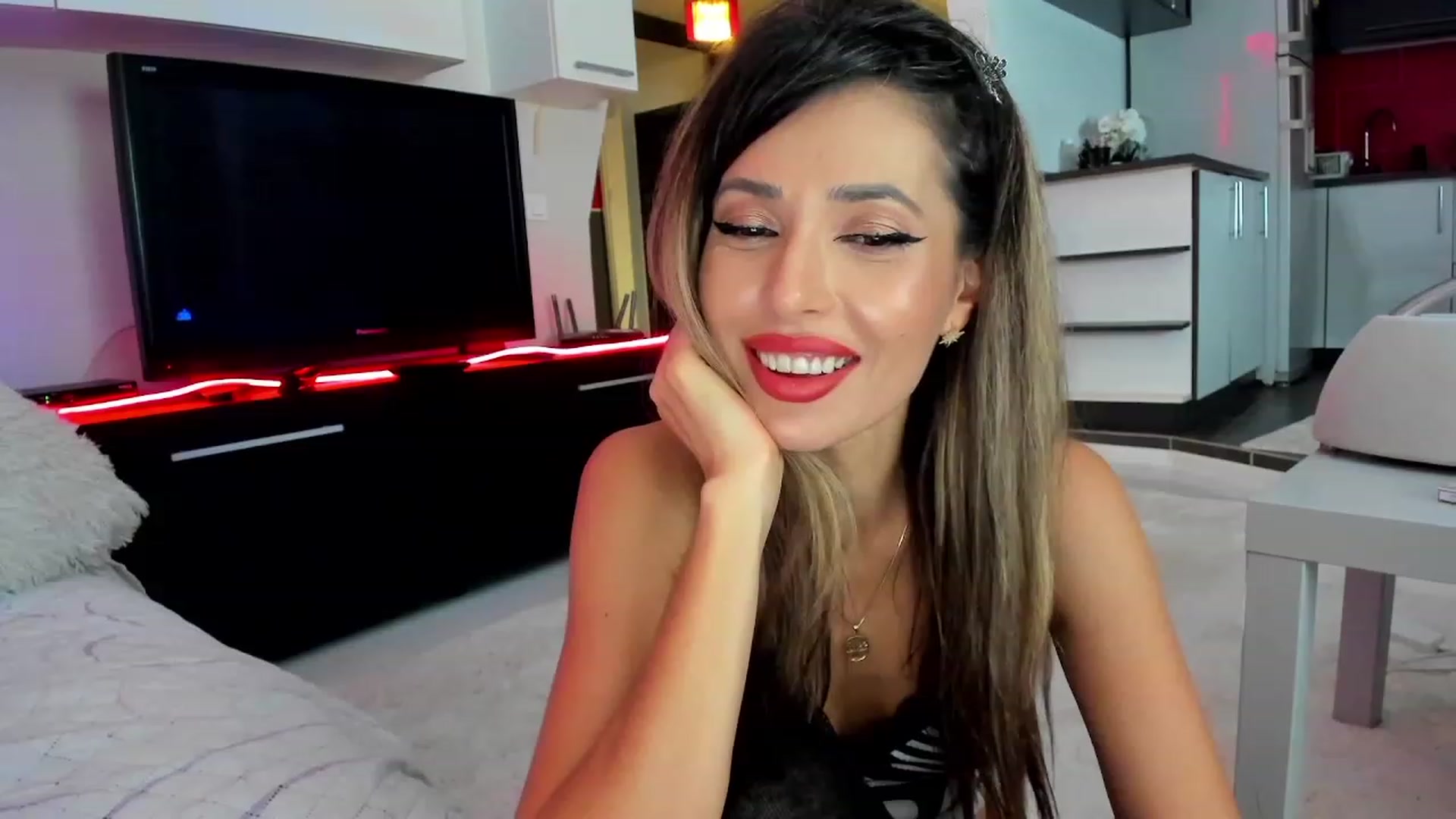 Gallery image thumbnail from SmileyTinaa's myfreecams stream on, 11/22/2023, 24:33 image 11 of 20