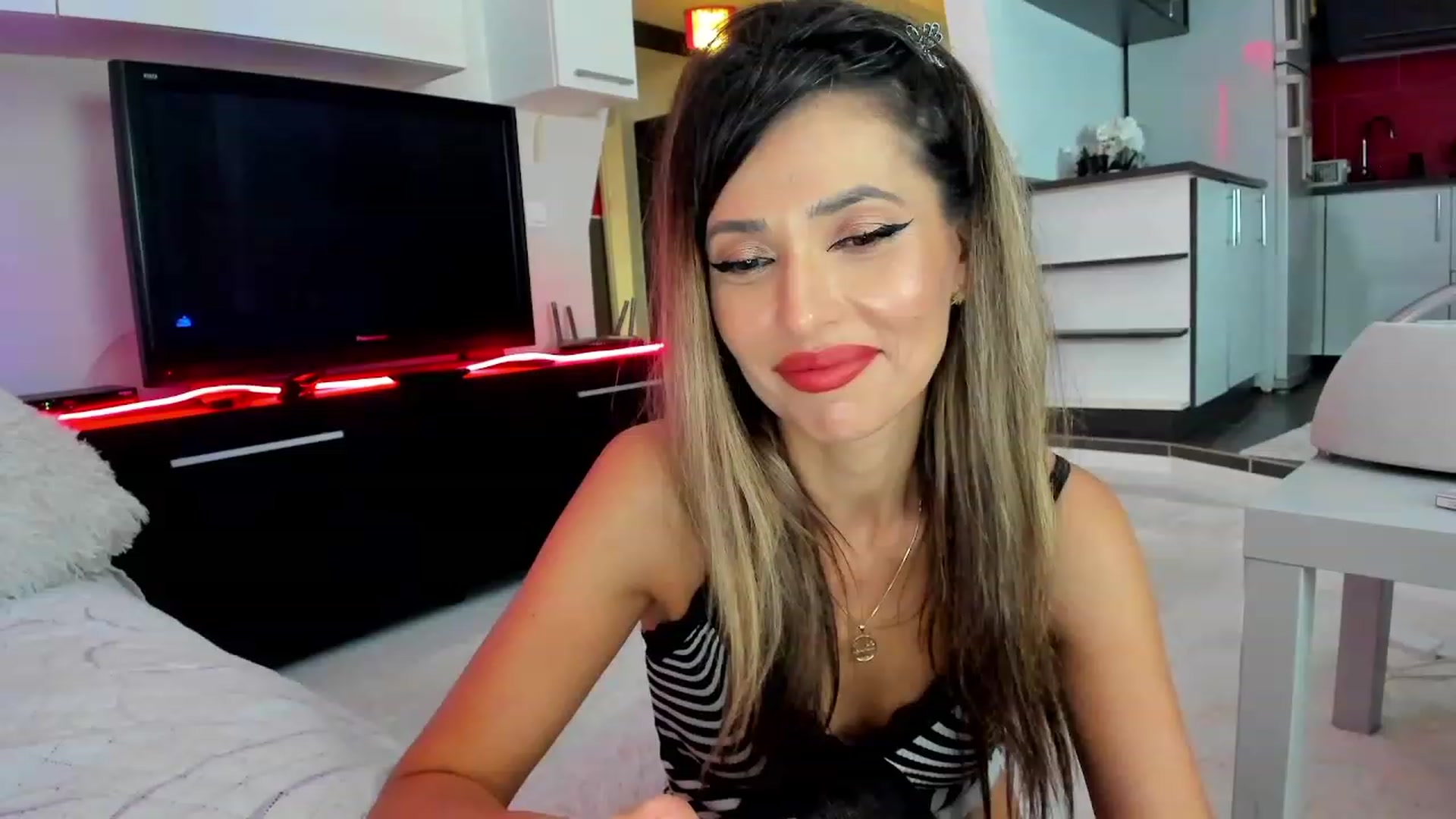 Gallery image thumbnail from SmileyTinaa's myfreecams stream on, 11/22/2023, 24:33 image 10 of 20
