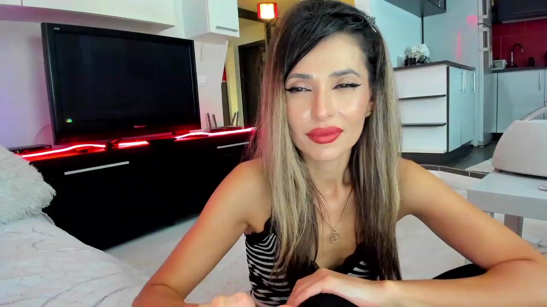 Gallery image thumbnail from SmileyTinaa's myfreecams stream on, 11/22/2023, 24:33 image 15 of 20