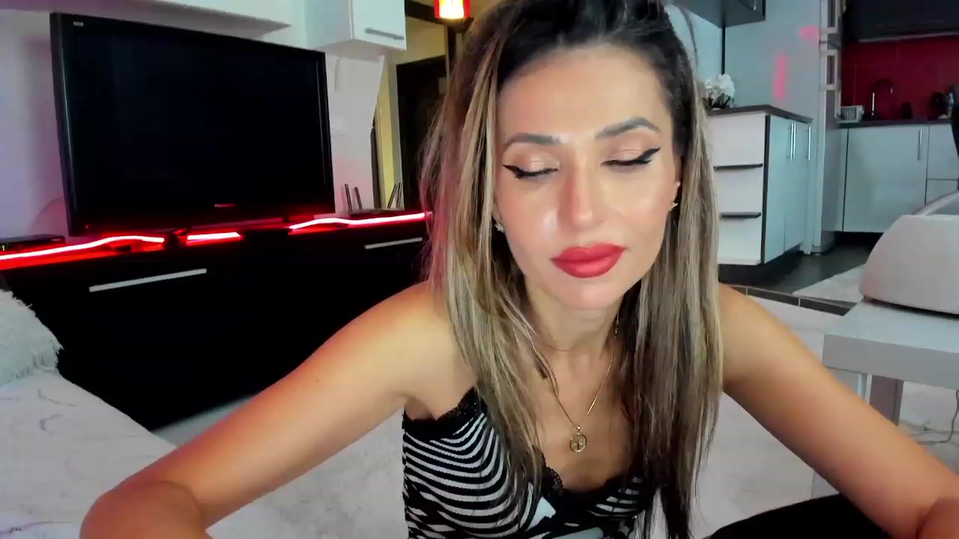 Gallery image thumbnail from SmileyTinaa's myfreecams stream on, 11/22/2023, 04:47 image 1 of 20