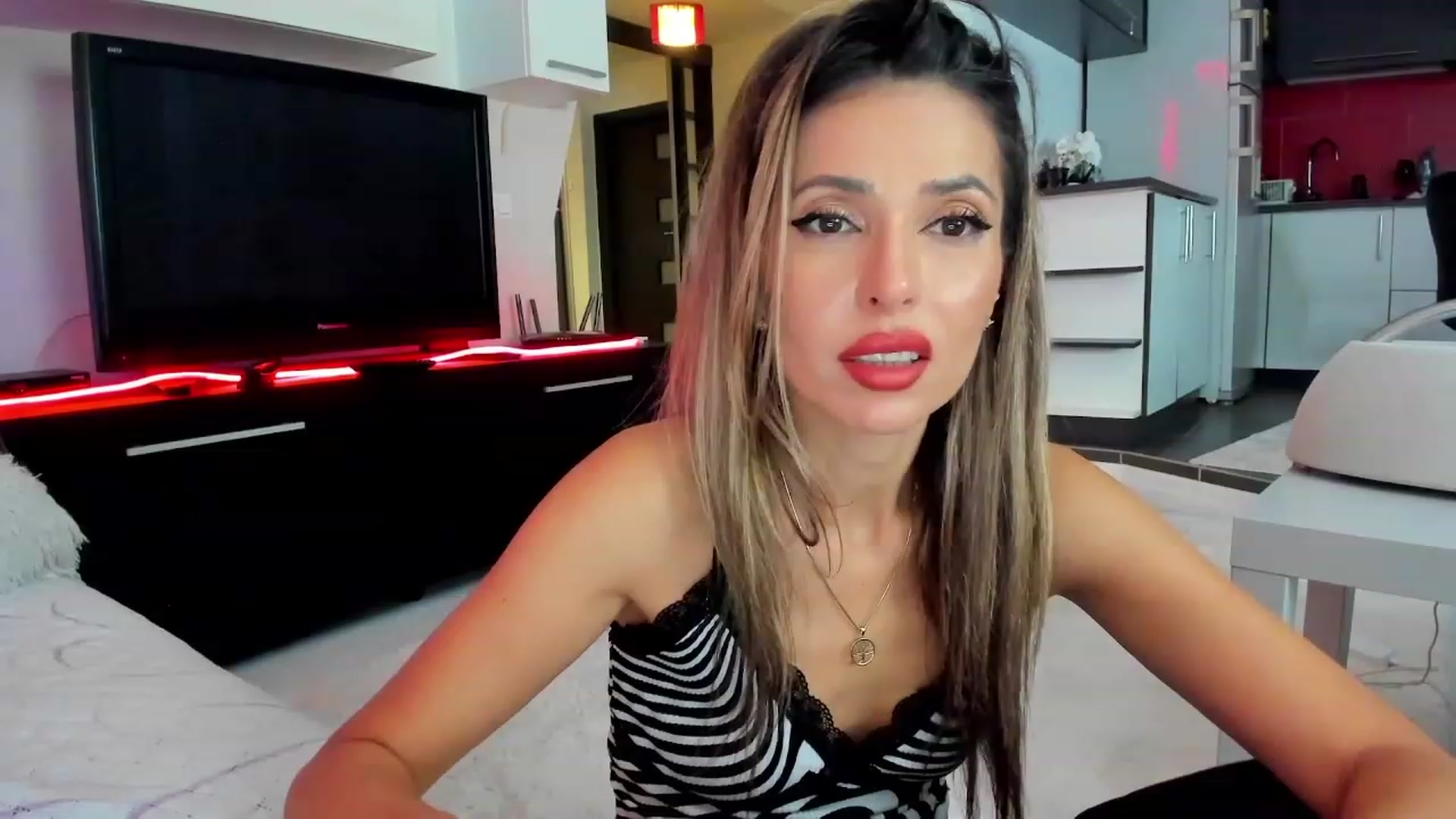Gallery image thumbnail from SmileyTinaa's myfreecams stream on, 11/22/2023, 04:47 image 2 of 20