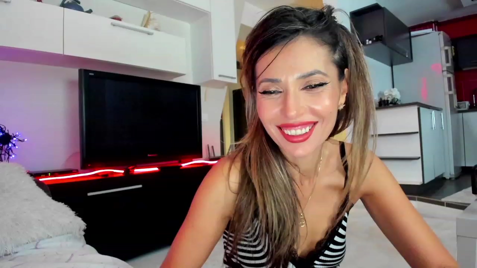 Gallery image thumbnail from SmileyTinaa's myfreecams stream on, 11/22/2023, 05:57 image 5 of 20