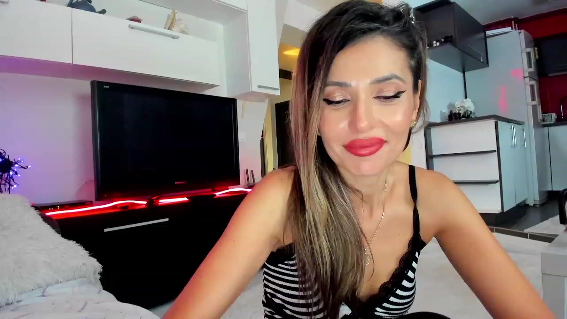 Gallery image thumbnail from SmileyTinaa's myfreecams stream on, 11/22/2023, 05:57 image 3 of 20