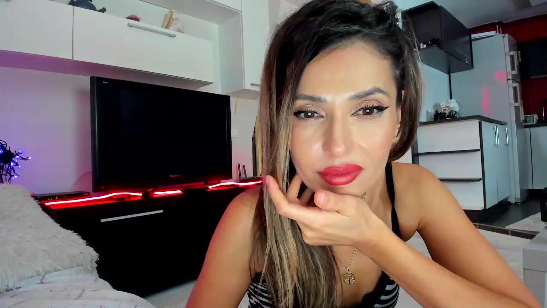 Gallery image thumbnail from SmileyTinaa's myfreecams stream on, 11/22/2023, 05:57 image 4 of 20