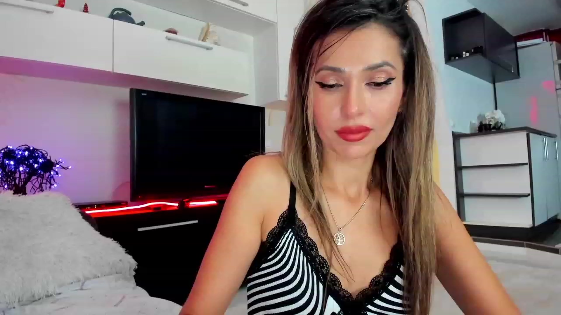 Gallery image thumbnail from SmileyTinaa's myfreecams stream on, 11/22/2023, 05:57 image 9 of 20