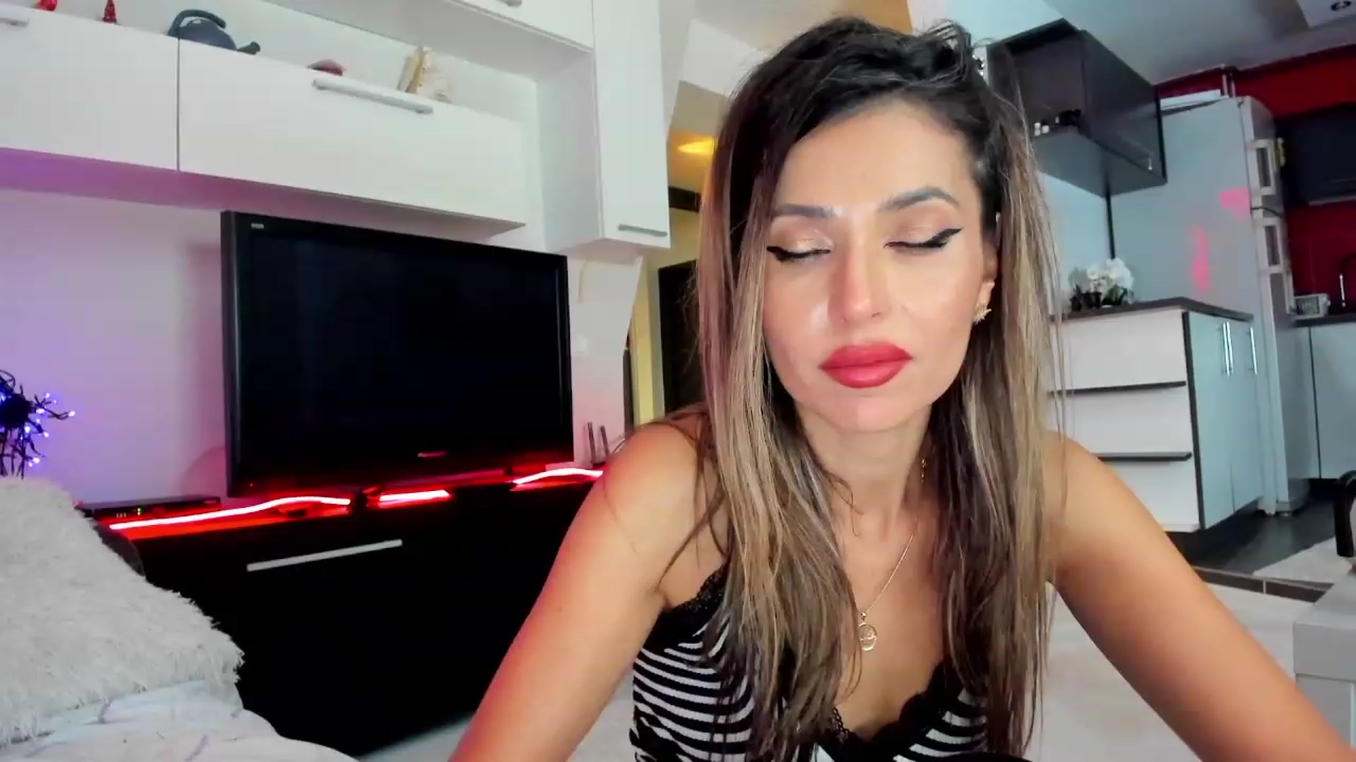 Gallery image thumbnail from SmileyTinaa's myfreecams stream on, 11/22/2023, 05:57 image 1 of 20