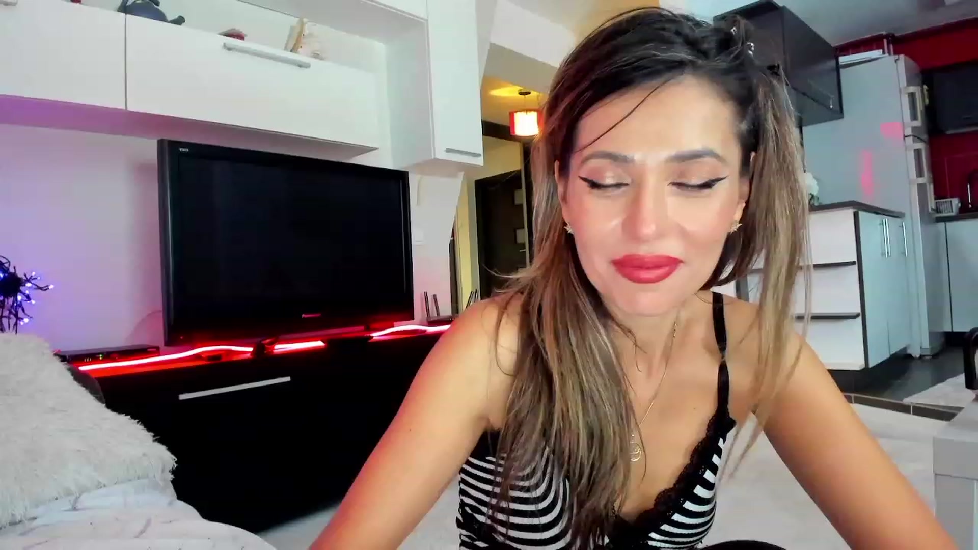 Gallery image thumbnail from SmileyTinaa's myfreecams stream on, 11/22/2023, 05:57 image 6 of 20