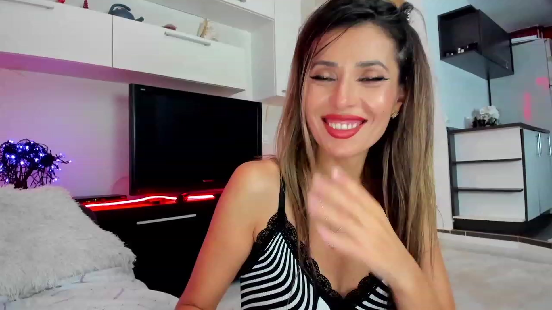 Gallery image thumbnail from SmileyTinaa's myfreecams stream on, 11/22/2023, 05:57 image 10 of 20