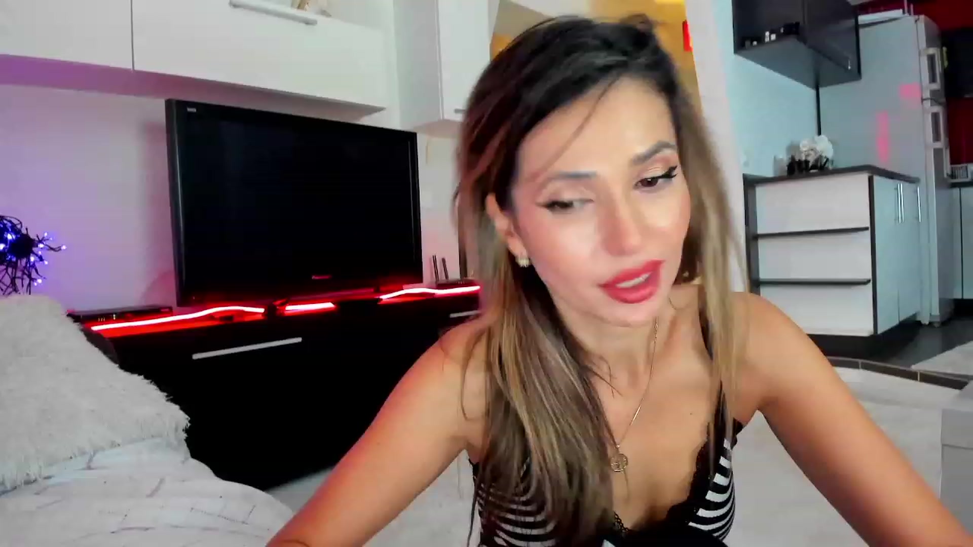 Gallery image thumbnail from SmileyTinaa's myfreecams stream on, 11/22/2023, 05:57 image 7 of 20