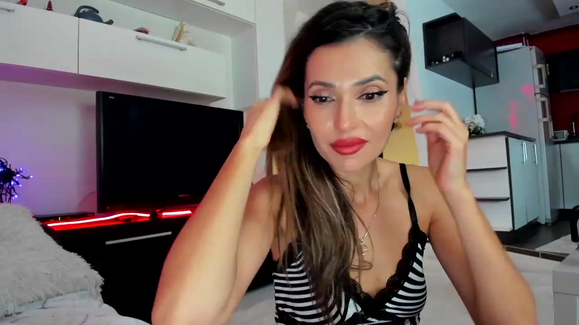 Gallery image thumbnail from SmileyTinaa's myfreecams stream on, 11/22/2023, 05:57 image 2 of 20