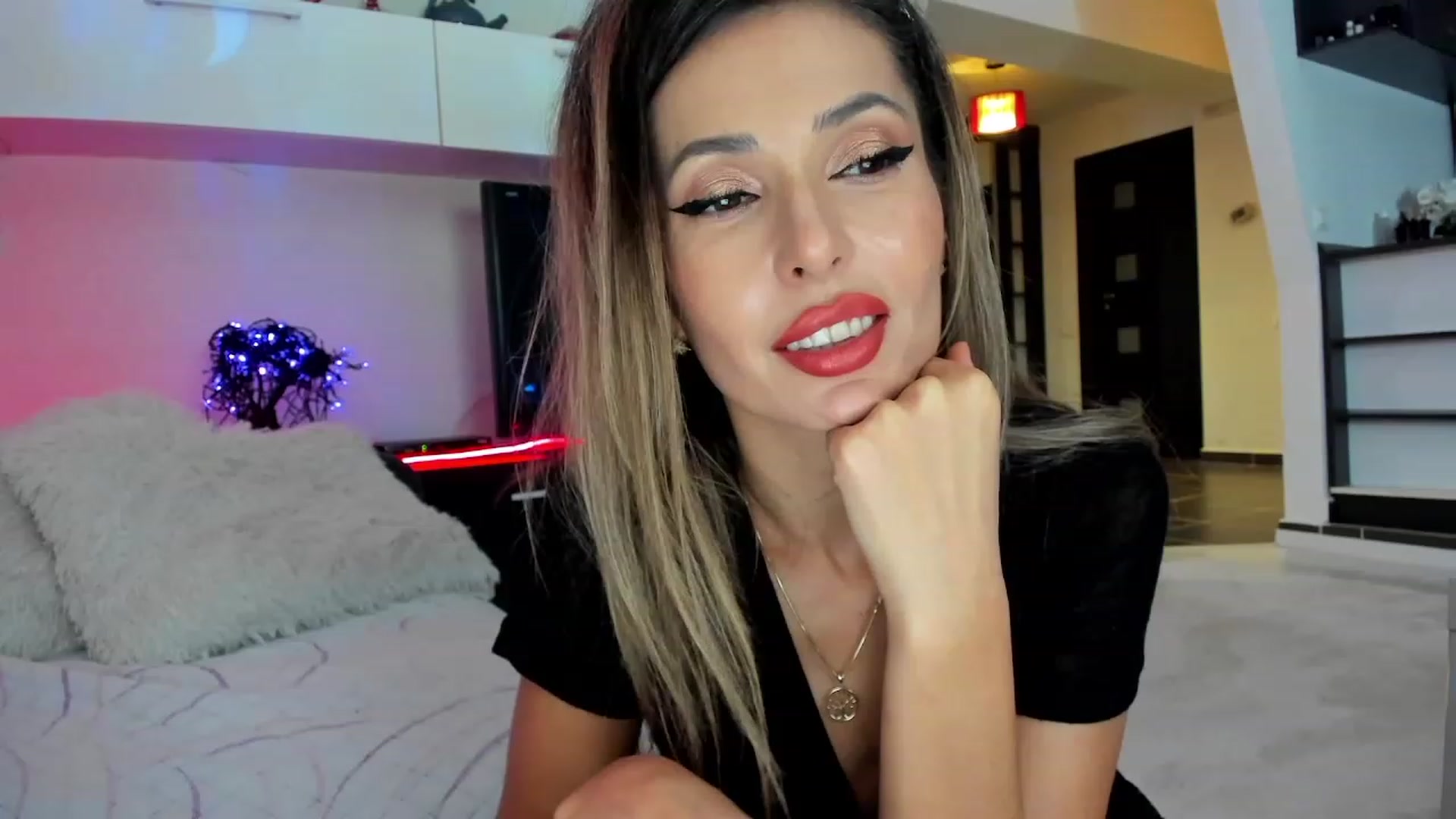 Gallery image thumbnail from SmileyTinaa's myfreecams stream on, 11/23/2023, 24:42 image 7 of 20
