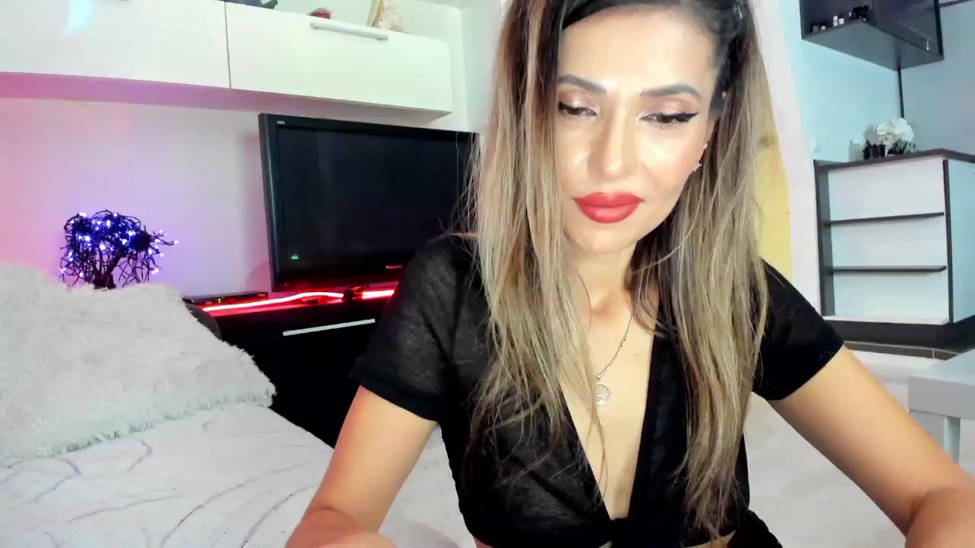 Gallery image thumbnail from SmileyTinaa's myfreecams stream on, 11/23/2023, 24:42 image 16 of 20