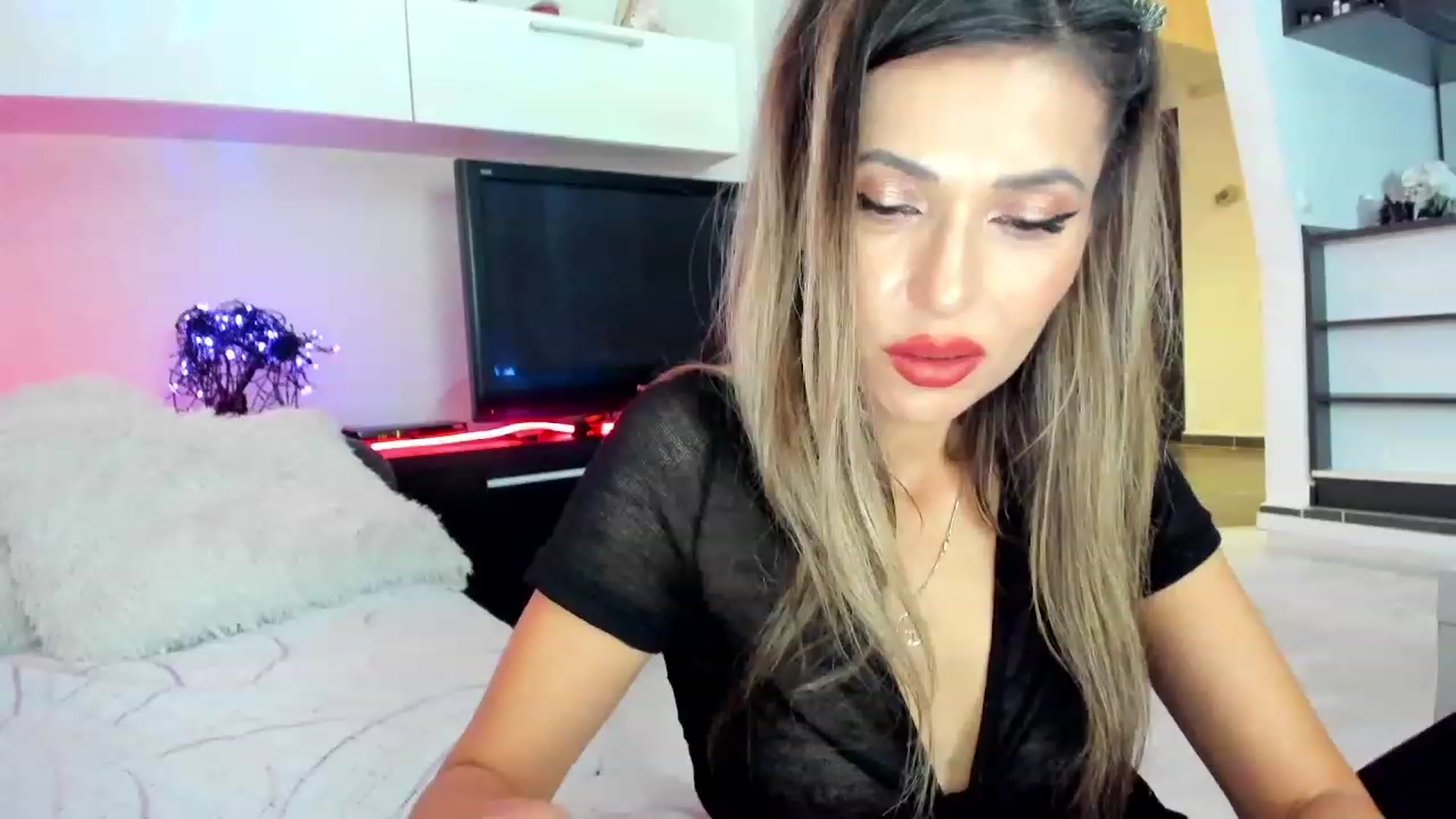 Gallery image thumbnail from SmileyTinaa's myfreecams stream on, 11/23/2023, 24:42 image 15 of 20