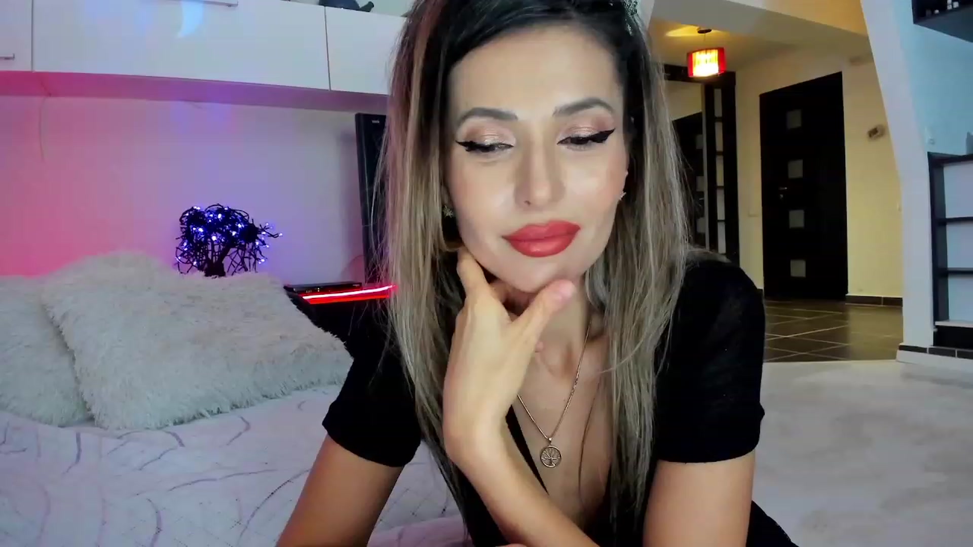 Gallery image thumbnail from SmileyTinaa's myfreecams stream on, 11/23/2023, 24:42 image 6 of 20