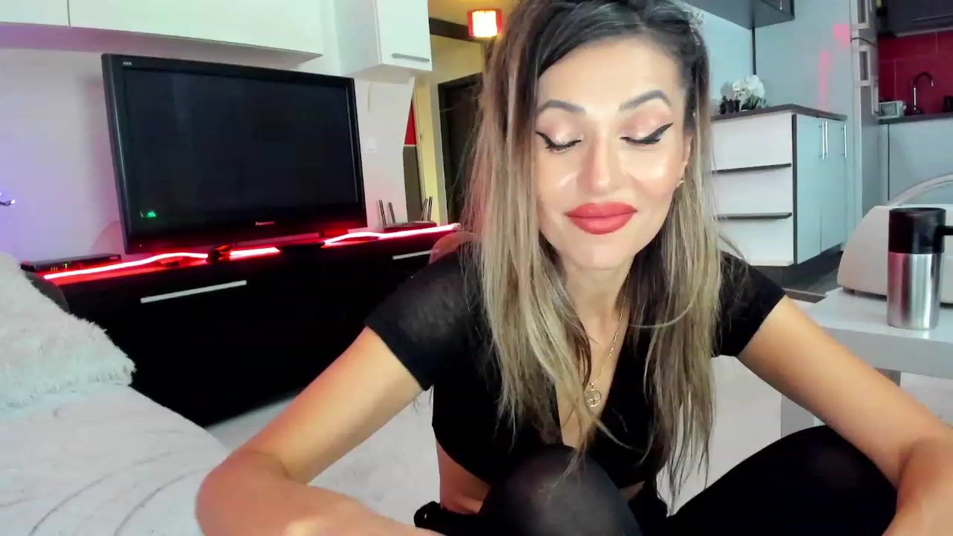 Gallery image thumbnail from SmileyTinaa's myfreecams stream on, 11/23/2023, 24:42 image 14 of 20