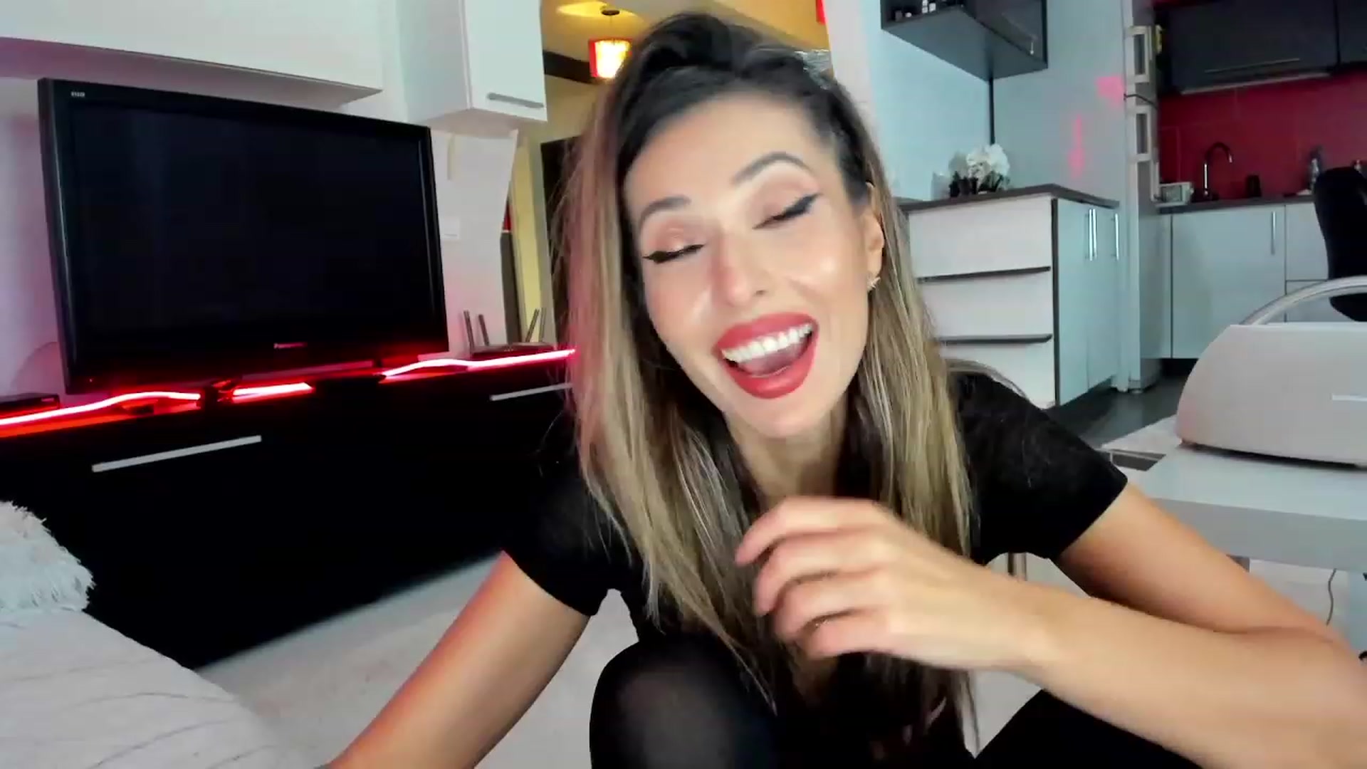 Gallery image thumbnail from SmileyTinaa's myfreecams stream on, 11/23/2023, 02:06 image 13 of 20