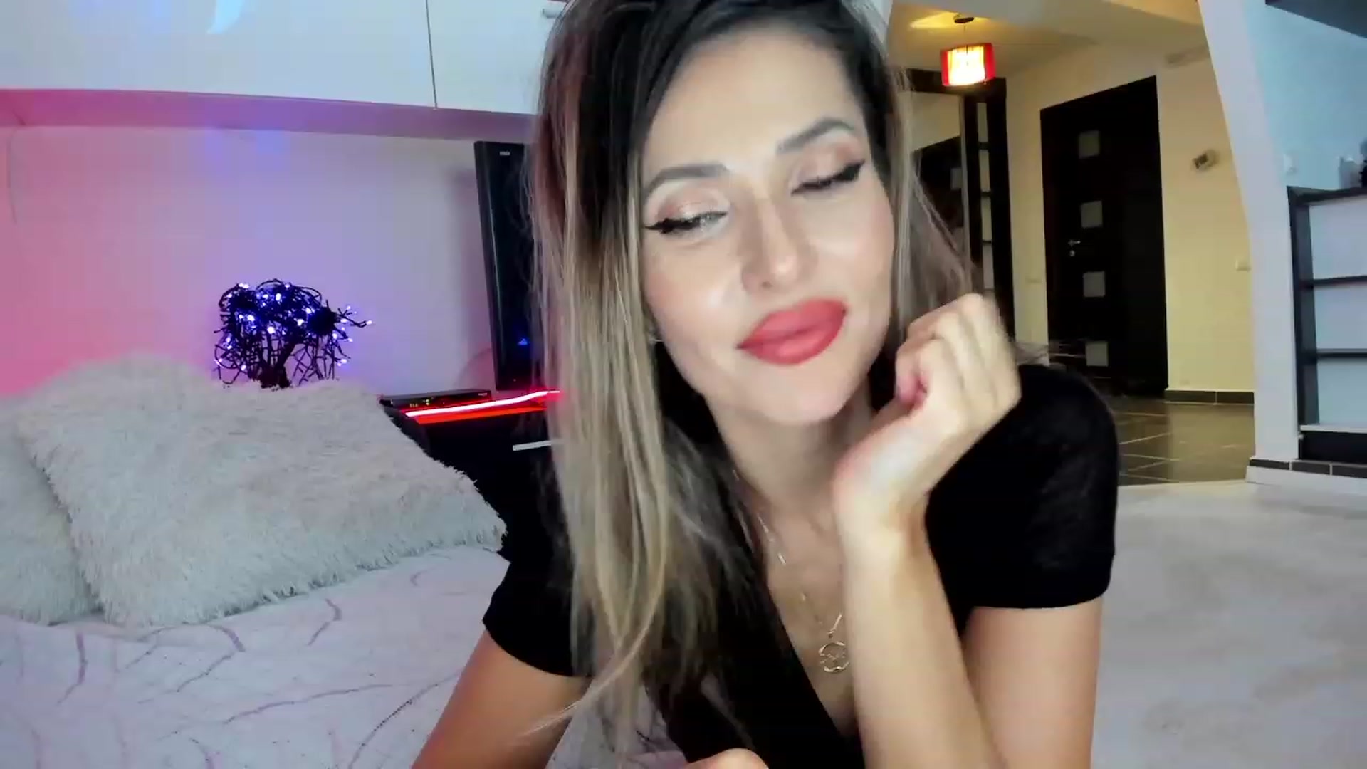 Gallery image thumbnail from SmileyTinaa's myfreecams stream on, 11/23/2023, 02:06 image 2 of 20