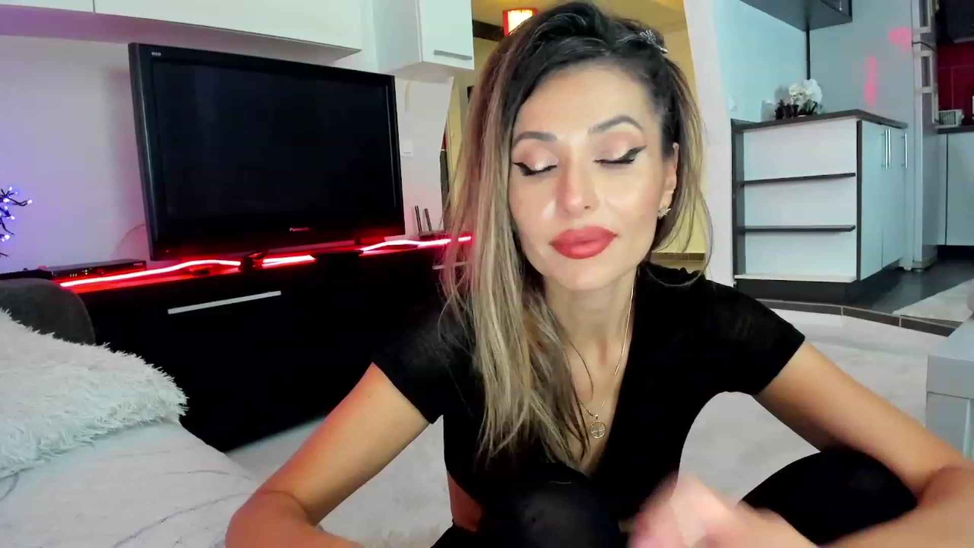 Gallery image thumbnail from SmileyTinaa's myfreecams stream on, 11/23/2023, 03:57 image 15 of 20