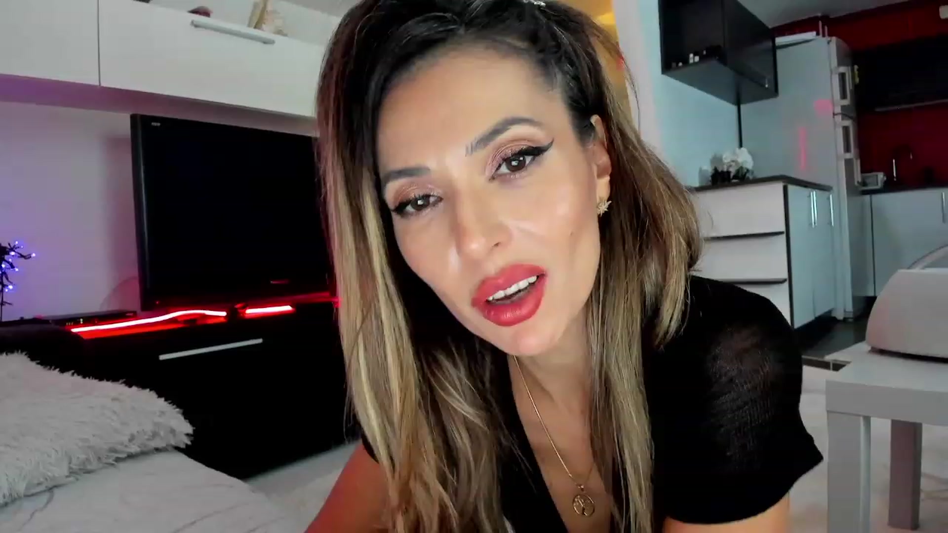 Gallery image thumbnail from SmileyTinaa's myfreecams stream on, 11/23/2023, 03:57 image 17 of 20