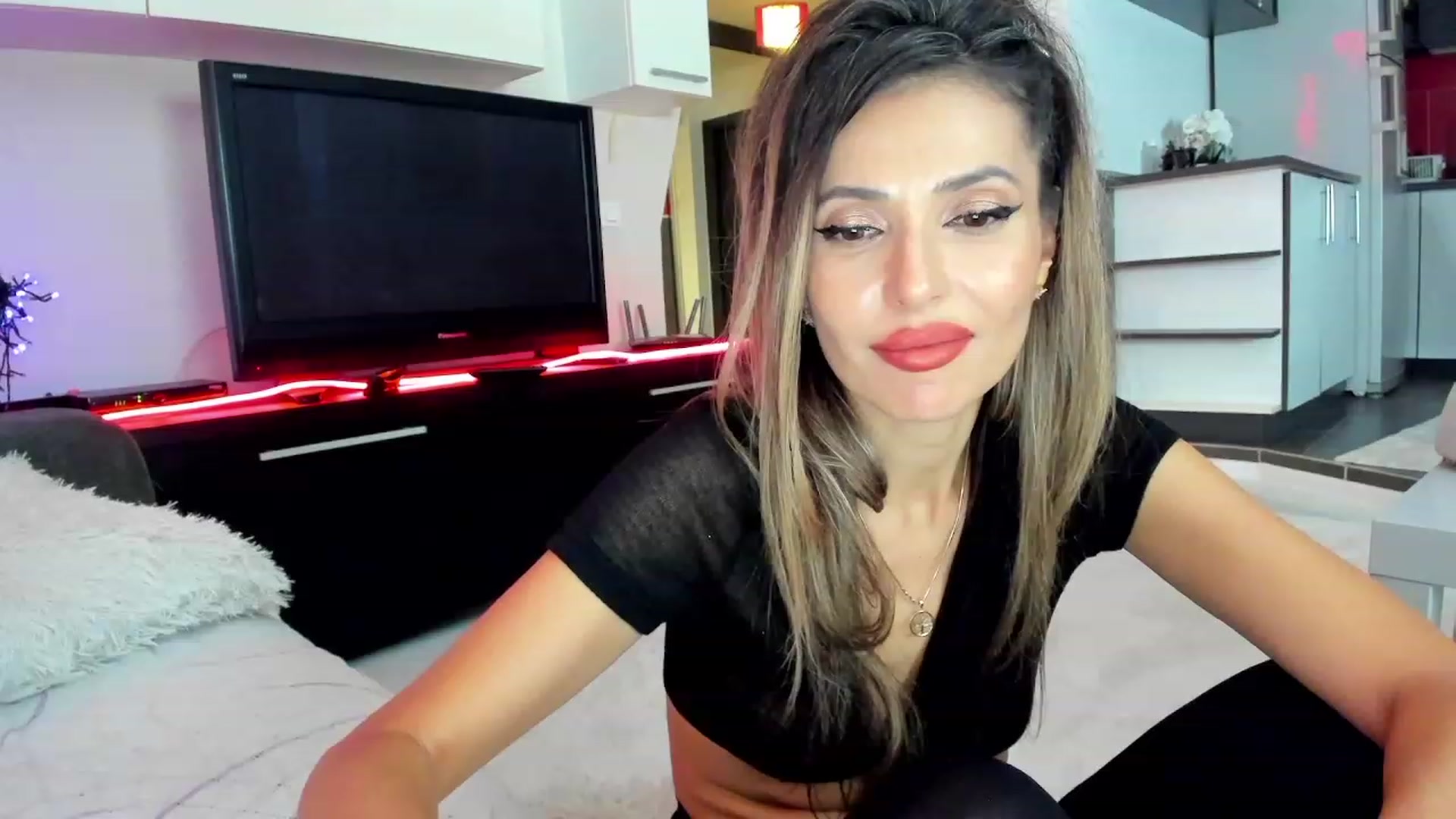 Gallery image thumbnail from SmileyTinaa's myfreecams stream on, 11/23/2023, 03:57 image 5 of 20